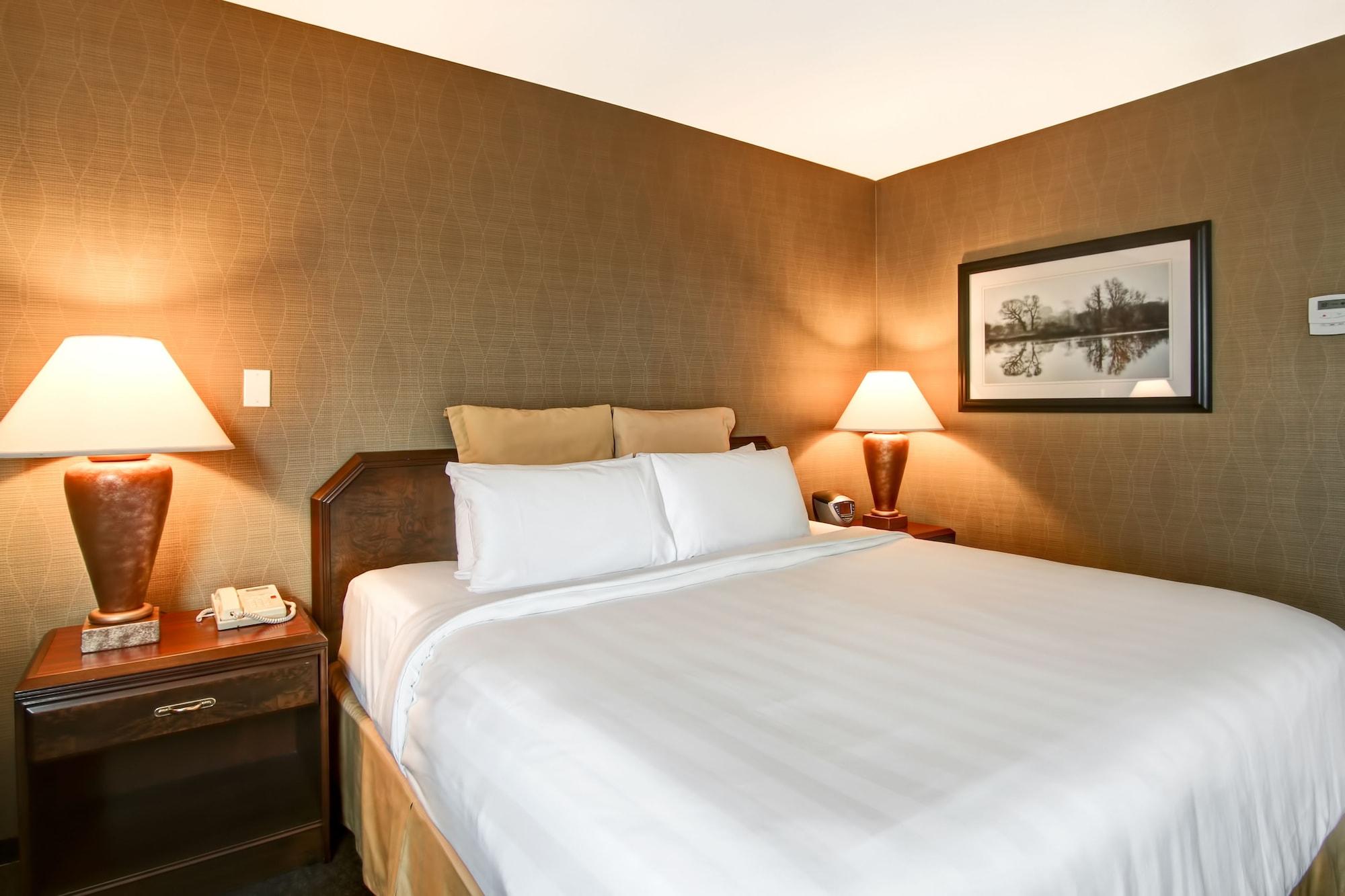 Chateau Lacombe Hotel Edmonton Exterior photo