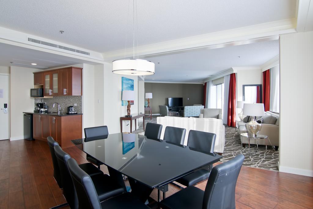 Chateau Lacombe Hotel Edmonton Exterior photo