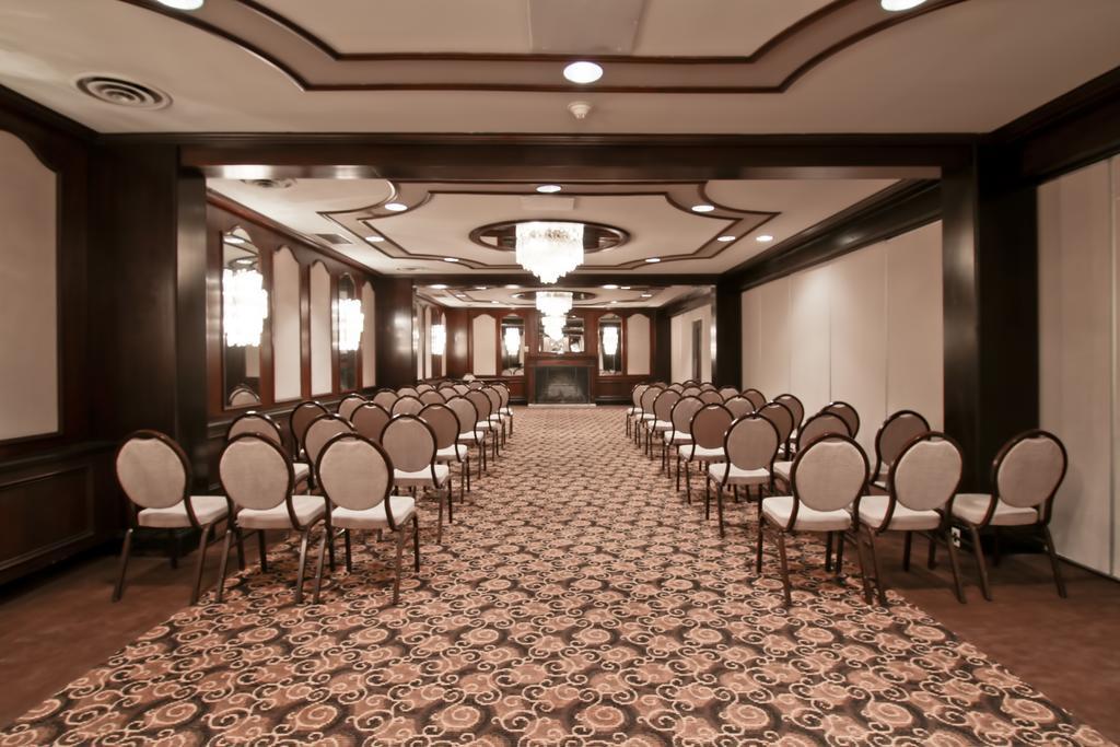 Chateau Lacombe Hotel Edmonton Exterior photo