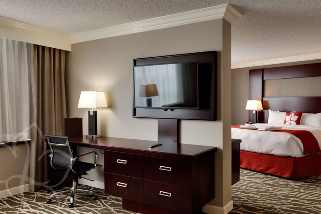 Chateau Lacombe Hotel Edmonton Exterior photo