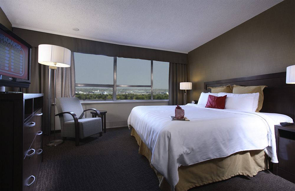Chateau Lacombe Hotel Edmonton Exterior photo
