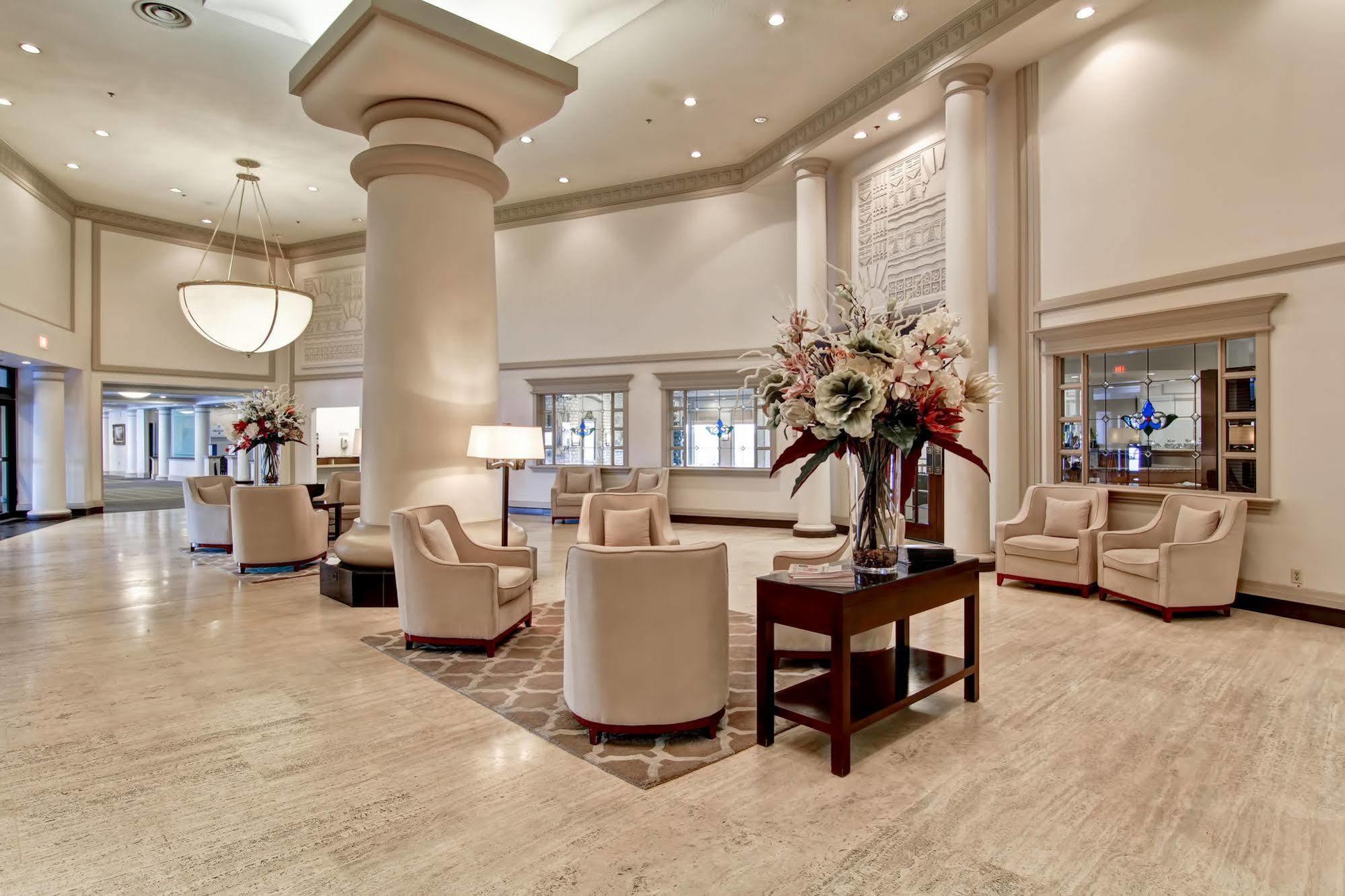 Chateau Lacombe Hotel Edmonton Exterior photo