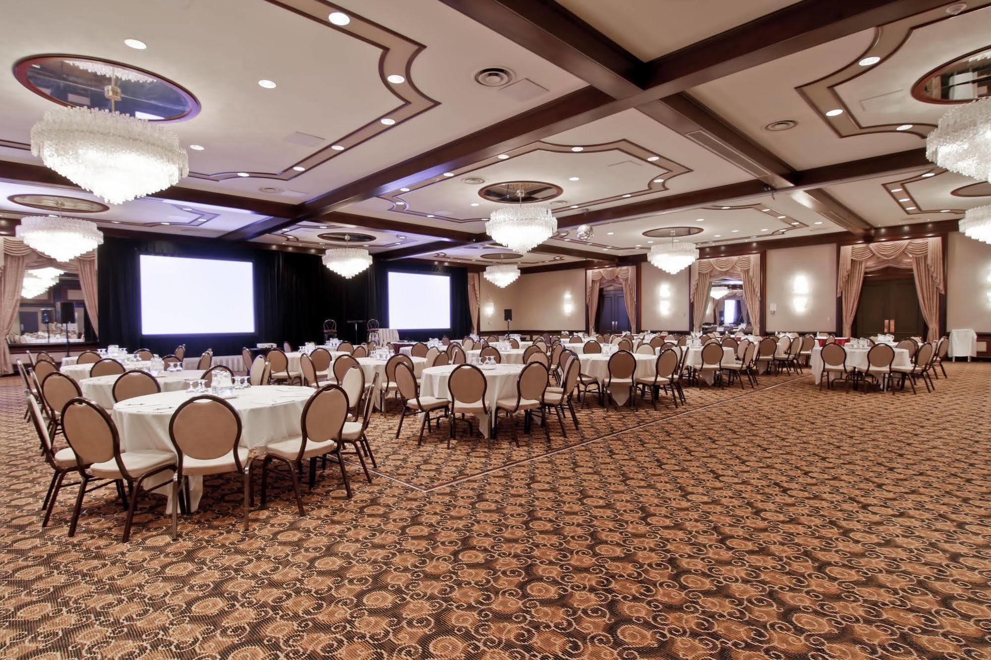 Chateau Lacombe Hotel Edmonton Exterior photo