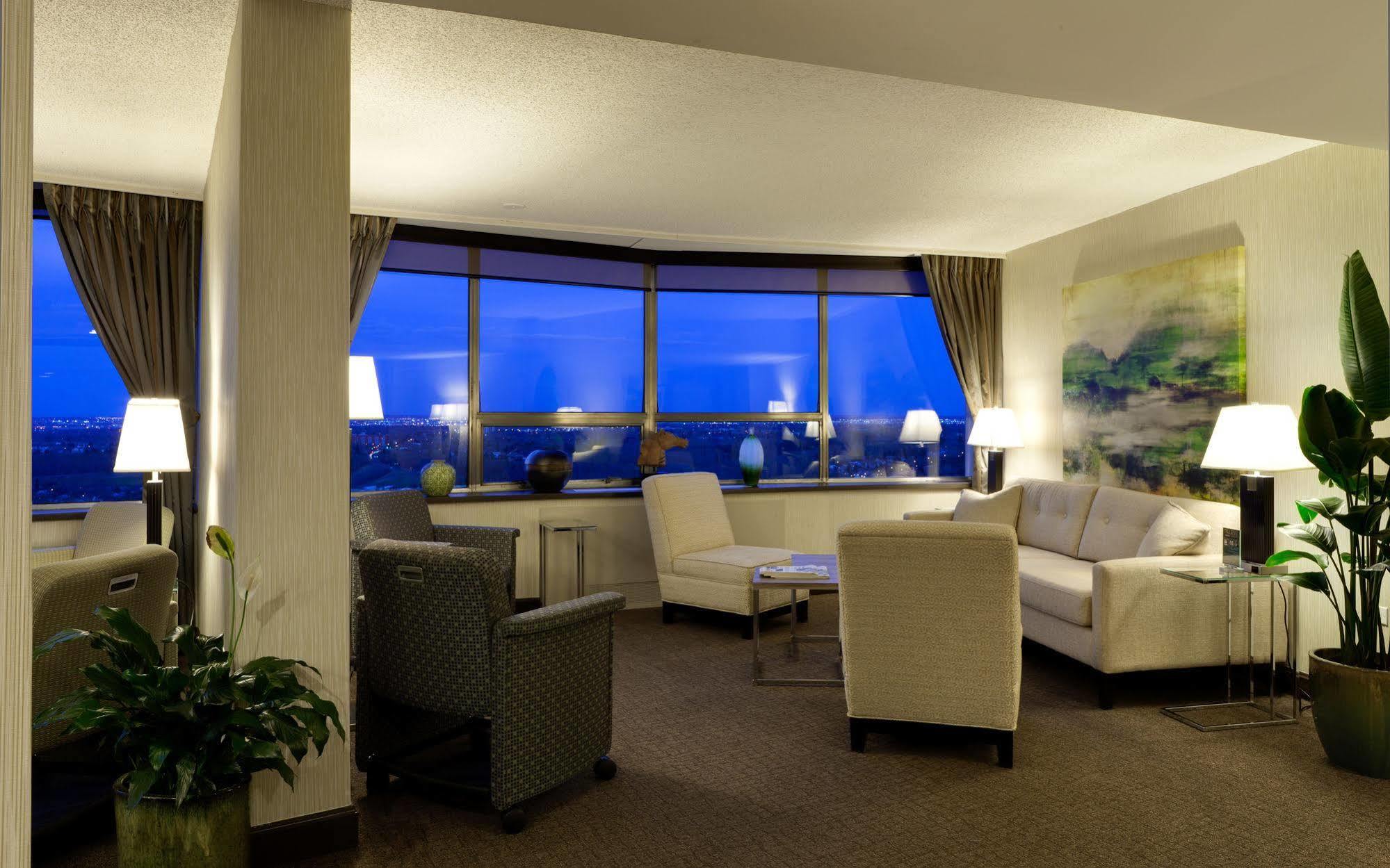 Chateau Lacombe Hotel Edmonton Exterior photo