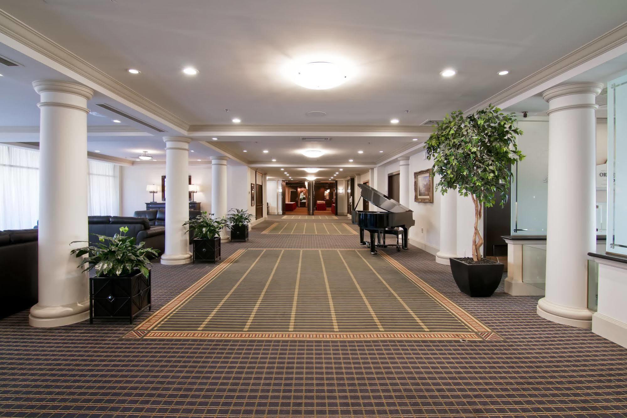 Chateau Lacombe Hotel Edmonton Exterior photo