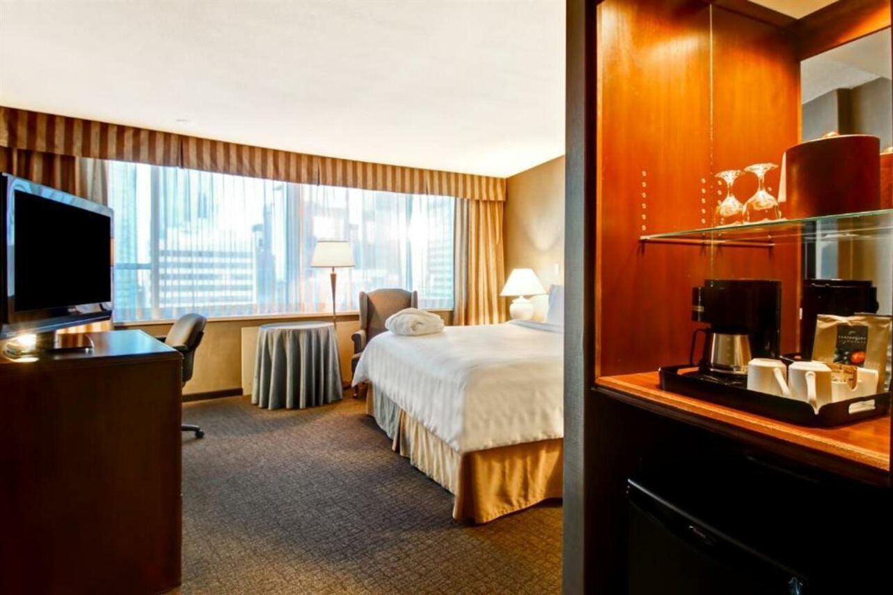 Chateau Lacombe Hotel Edmonton Exterior photo